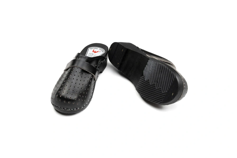 Dámské ortopedické dírkované černé dřeváky