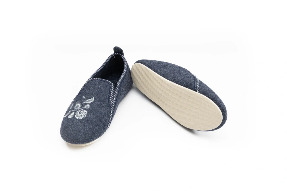 Filcové dámské pantofle s patou