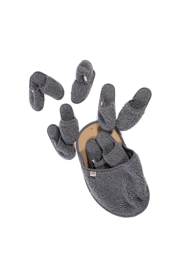 Sada pantoflí pro hosty z Merino vlny grafitová