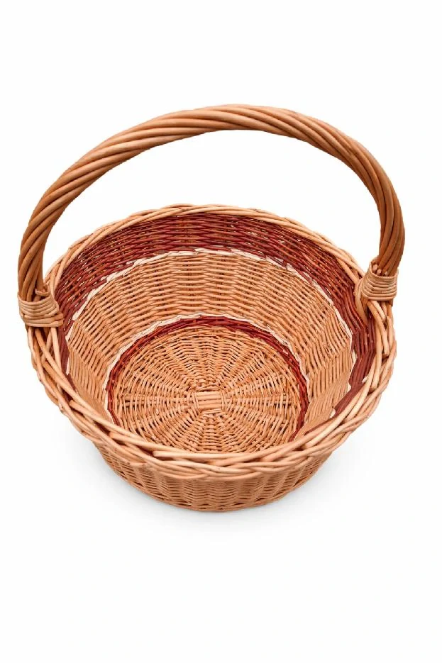 Proutěný košík s uchem zdobený