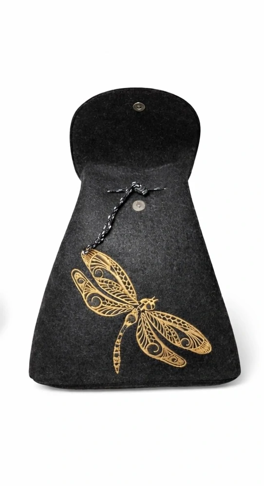 Filcový batůžek černý s vážkou