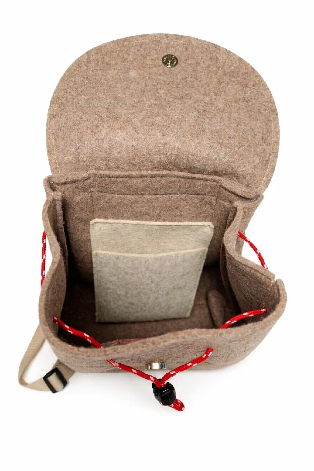 Filcový batůžek hnědý s růží